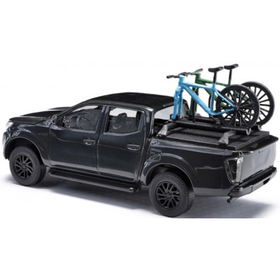 Nissan Navara beladen mit 2 Mountainbikes, Baujahr 2015